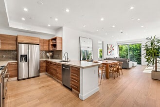 855 N Croft Ave, Unit 301 in Los Angeles, CA - Building Photo - Building Photo