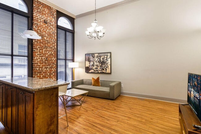 300 Baronne St