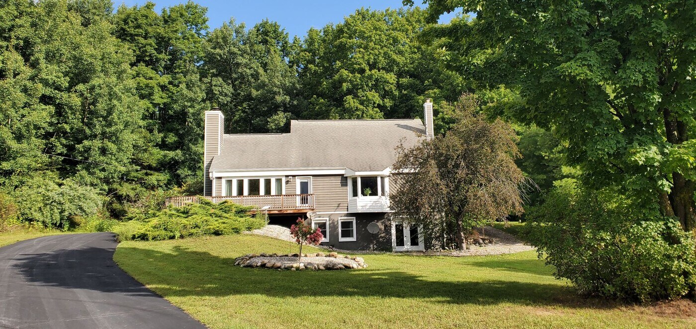 9099 Merrill Ridge Dr in Williamsburg, MI - Building Photo