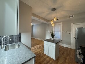 1721 W Nelson St, Unit 2R in Chicago, IL - Foto de edificio - Building Photo