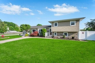 24 Adams St in Deer Park, NY - Building Photo - Building Photo