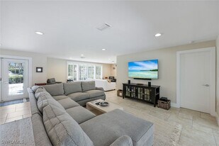 725 Old Trail Dr in Naples, FL - Building Photo