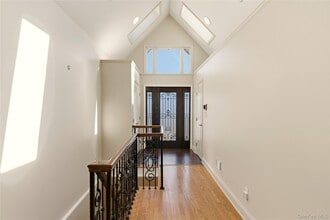 24 Green Dr in Roslyn, NY - Building Photo - Building Photo