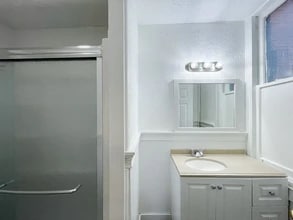 5807 Hobart St, Unit 5807 Hobart Apartment 1 in Pittsburgh, PA - Building Photo - Building Photo