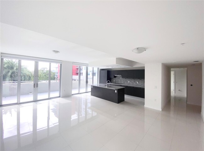 7825 NW 107th Ave in Doral, FL - Building Photo - Building Photo