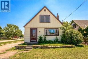 12 KAREN Ave in St Catharines, ON - Building Photo