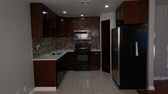 18555 Collins St, Unit c33 in Tarzana, CA - Building Photo