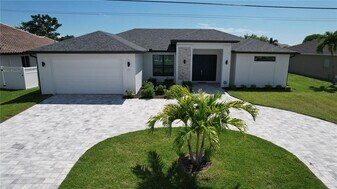 136 Kamal Pkwy in Cape Coral, FL - Building Photo