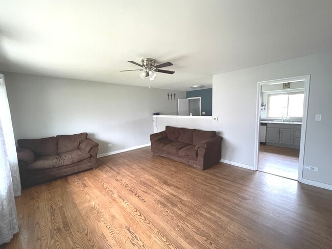 594 Comstock Ave in Elmhurst, IL - Building Photo - Building Photo