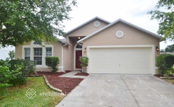 992 Vanderbilt Dr in Eustis, FL - Building Photo