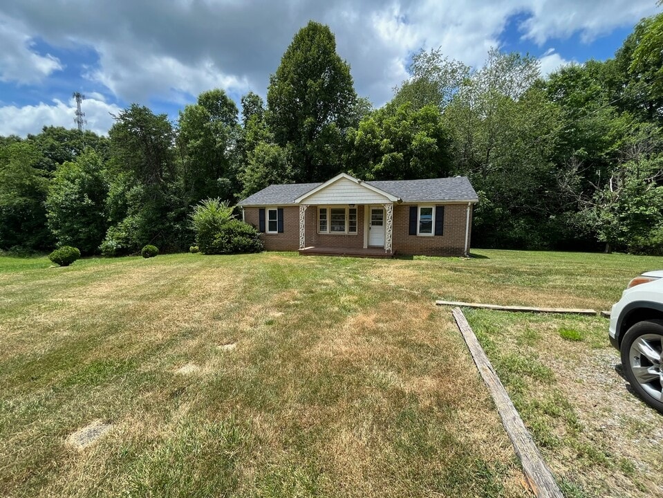 147 Governor Stokes Rd in Wilkesboro, NC - Foto de edificio