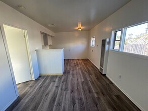2457-2461 Pierpont Blvd in Ventura, CA - Building Photo - Building Photo