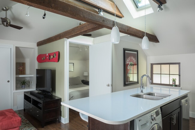 1044 N Pennsylvania St, Unit Carriage House in Denver, CO - Building Photo - Building Photo