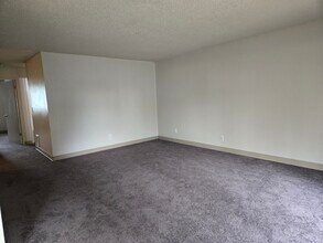 109 SW Cherry Park Rd, Unit 109 in Troutdale, OR - Foto de edificio - Building Photo