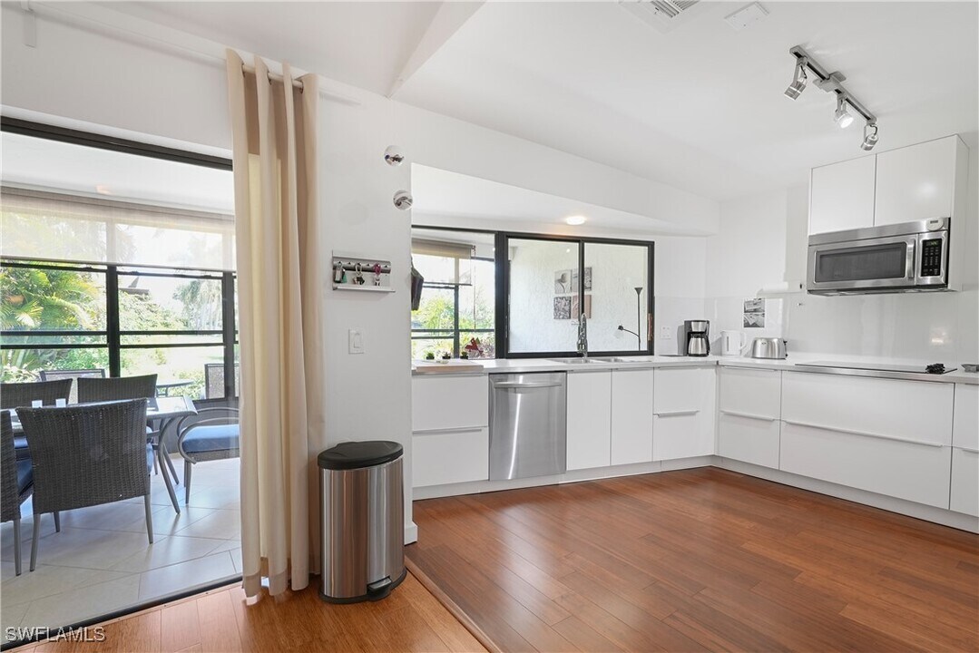 4775 Lakewood Blvd in Naples, FL - Building Photo