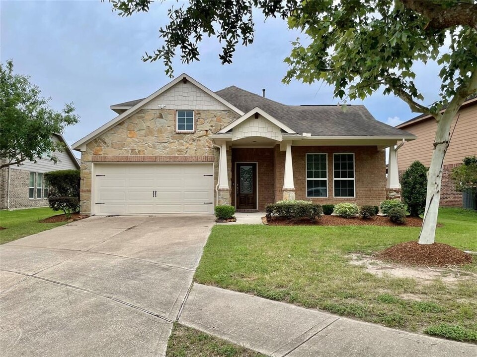 107 Long Meadow Ct in Clute, TX - Building Photo