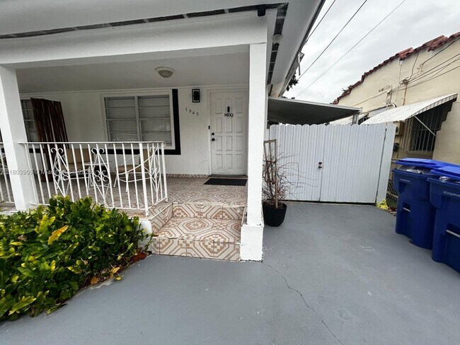 1945 NW 33rd St in Miami, FL - Building Photo - Building Photo
