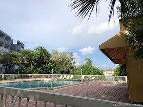 9375 Fontainebleau Blvd-Unit -L-407 in Miami, FL - Building Photo - Building Photo