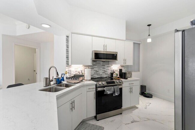 3205 NE 184th St in North Miami Beach, FL - Building Photo - Building Photo