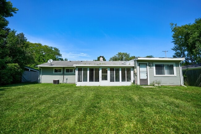 1935 Carmanbrook Pkwy in Flint, MI - Building Photo - Building Photo