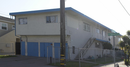 1900 Seminary Ave in Oakland, CA - Building Photo - Building Photo