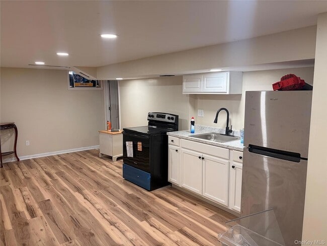 16 Lark St in Washingtonville, NY - Foto de edificio - Building Photo