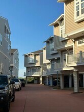 2080 E Ocean View Ave in Norfolk, VA - Building Photo - Building Photo