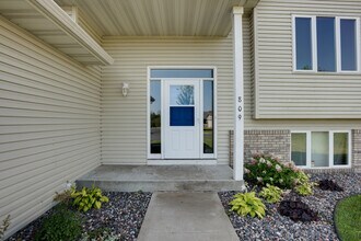 809 Quail Pkwy in Watertown, MN - Foto de edificio - Building Photo