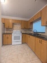 448 Lakeview Dr in Weston, FL - Building Photo - Building Photo