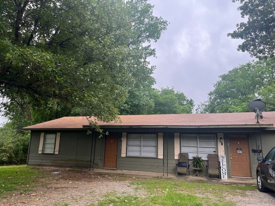 433 County Road 2865 in Hughes Springs, TX - Foto de edificio