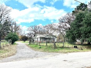 1421 Robinson Ave, Unit 106 in Jewett, TX - Building Photo - Building Photo