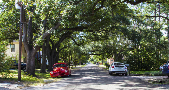 404 S Hood St in Alvin, TX - Building Photo - Building Photo