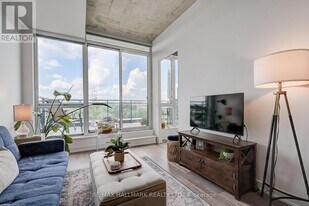 1238 Dundas St E in Toronto, ON - Building Photo