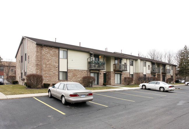 Maple Ridge Apartments in Farmington, MI - Building Photo - Building Photo