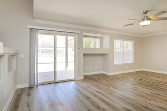 9854 Silver Chaps Ct in Las Vegas, NV - Foto de edificio - Building Photo