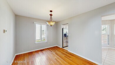 2135 Schumacher Ln in Naperville, IL - Building Photo - Building Photo