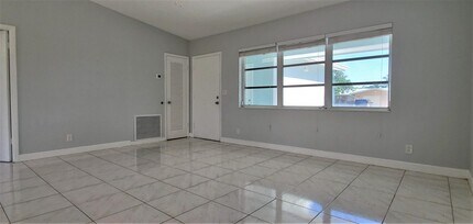 571 Riverside Dr in Palm Beach Gardens, FL - Building Photo - Building Photo