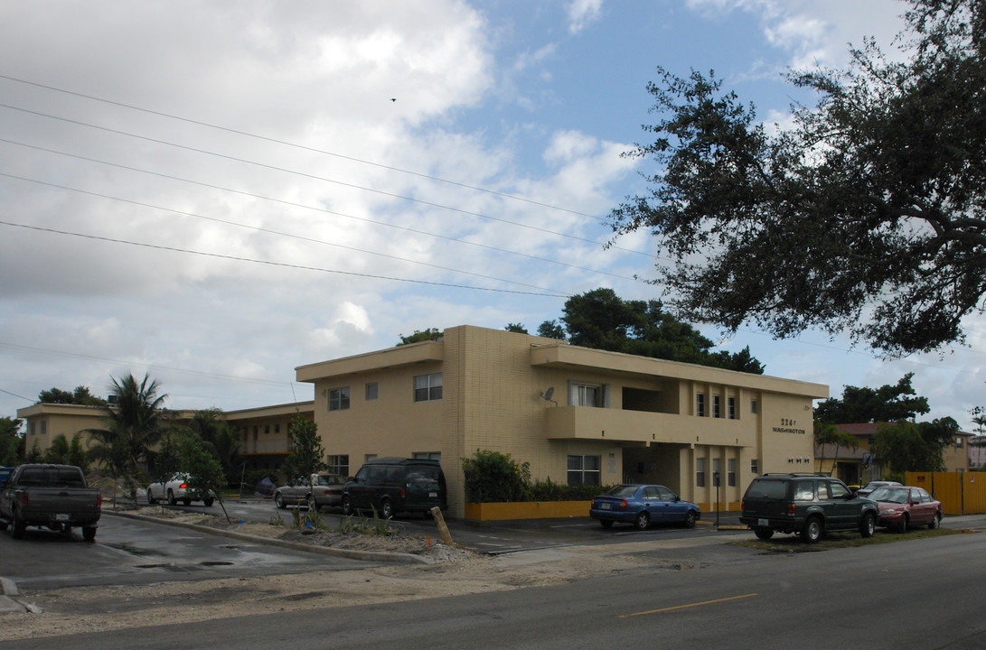 2247 Washington St in Hollywood, FL - Building Photo