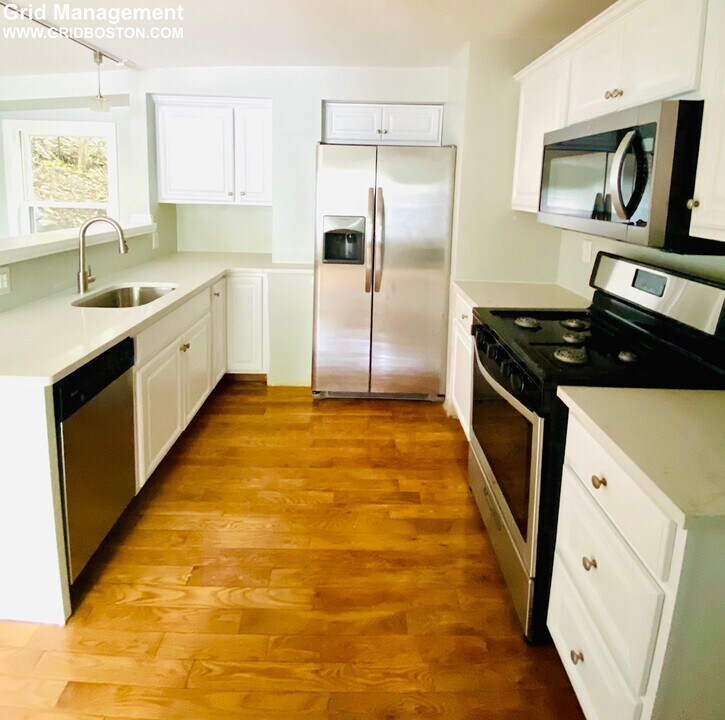 126 Leyden St in Boston, MA - Building Photo