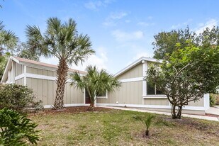 40 Wicklow Cir in Palm Harbor, FL - Building Photo