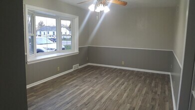 206 S Bagby St in Knob Noster, MO - Foto de edificio - Building Photo