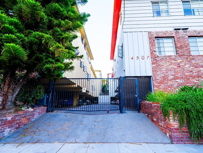 4507 Finley Ave in Los Angeles, CA - Foto de edificio - Building Photo