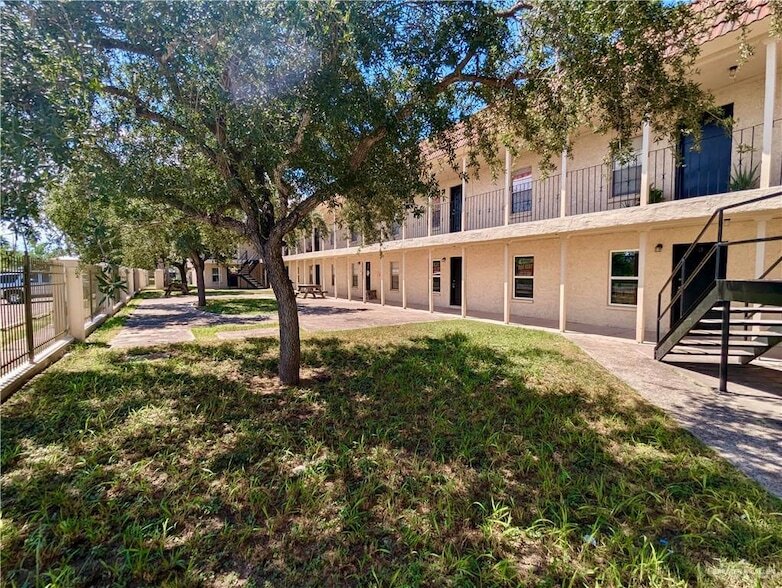 1811 Perkins Ave, Unit 1 in Mission, TX - Building Photo