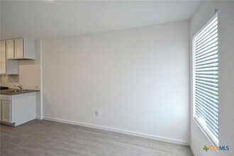 4974 Daisy Blossom in Converse, TX - Foto de edificio - Building Photo