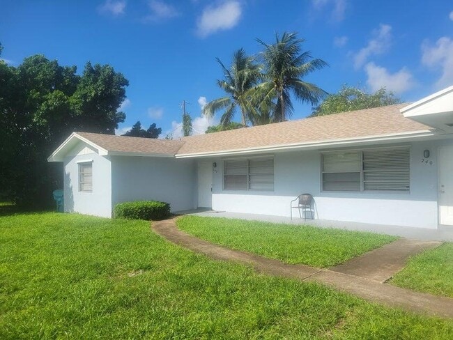 240 SE 24th Ave in Boynton Beach, FL - Building Photo - Building Photo