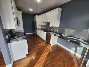 42 Lawrence Ave in Danbury, CT - Building Photo - Building Photo