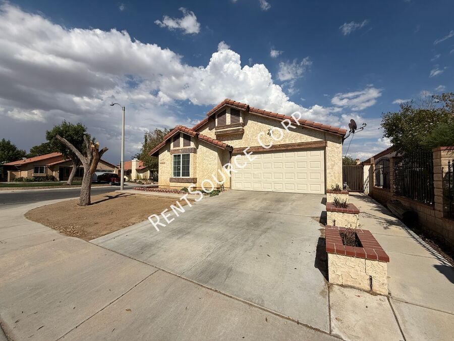 37516 Lilacview Ave in Palmdale, CA - Building Photo