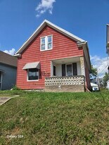 1135 Woodville Rd in Toledo, OH - Building Photo