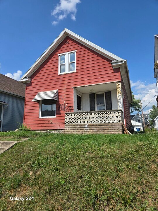 1135 Woodville Rd in Toledo, OH - Building Photo