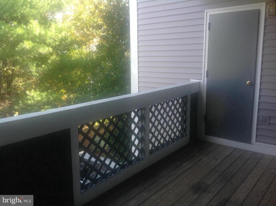 12926 Grays Pointe Rd in Fairfax, VA - Foto de edificio